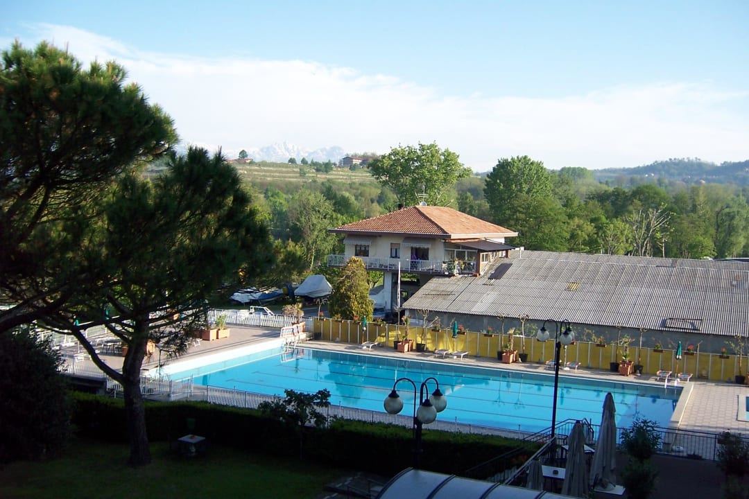 Blick zum Pool. Im Hintergrund die Schnee bede Hotel Marina
