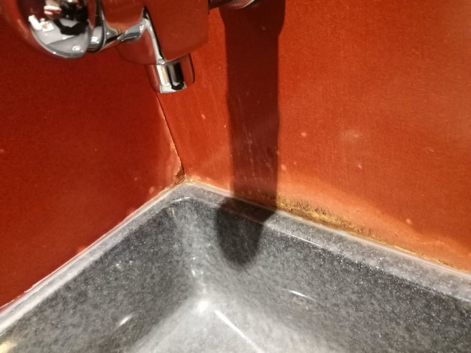 Holz vergammelt am Wasserhahn Novotel Suites Wien City Donau