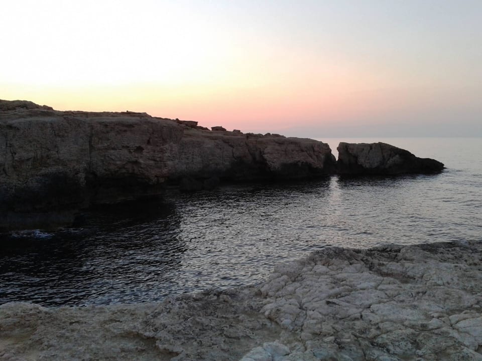 Sonnenuntergang am Felsen vorm Hotel Barceló Portinatx - Adults only