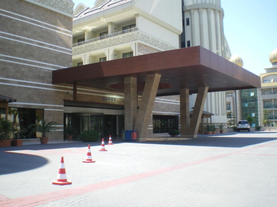 Sehr ruhig der Haupteingang Seamelia Beach Resort