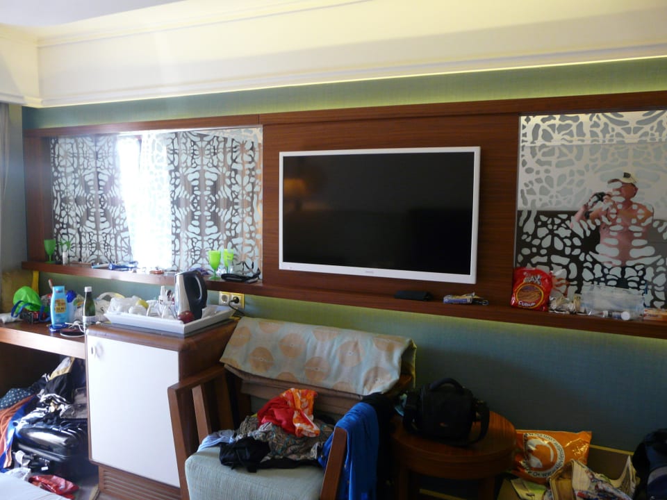 Grosser Flat-TV Hotel Grand Side