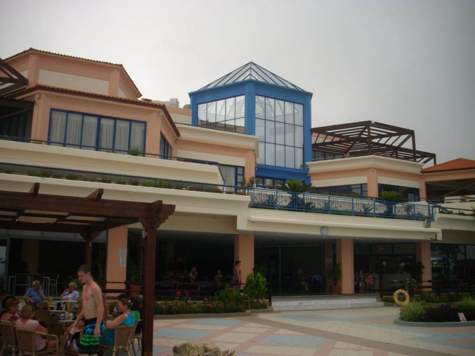 Blick auf die Rezeption & Hauptrestaurant von Poolbar Rodos Princess Beach Hotel & Spa