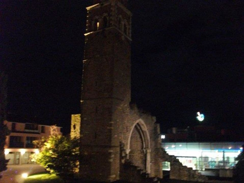 Blick auf die Kirche in der Nacht Hotel Histrion
