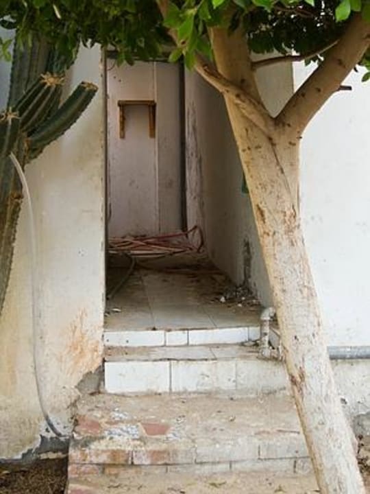 Der Weg zum Speisesaal Lotus Bay Beach Resort