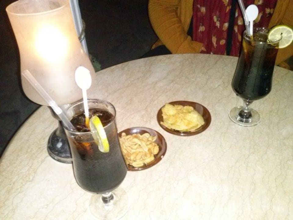 Whisky Coke beim Abendprogramm mit Knabbereien The Grand Hotel Hurghada