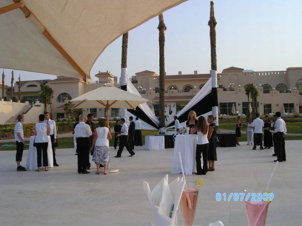 Vor dem "Schwarz-Weiß" GALA Diner Cleopatra Luxury Resort Makadi Bay