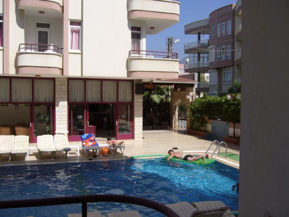 Blick auf den Pool Bella Bravo Suite Hotel