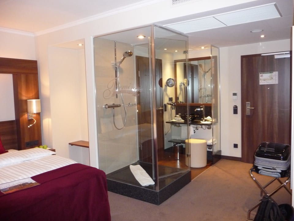 Ein sehr großes Zimmer Flemings Hotel Frankfurt Main-Riverside