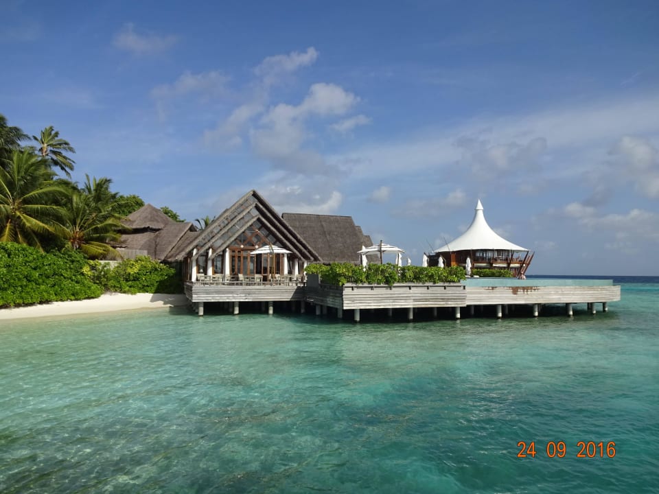 Ansicht auf Restaurant und Pool Baros Maldives Resort