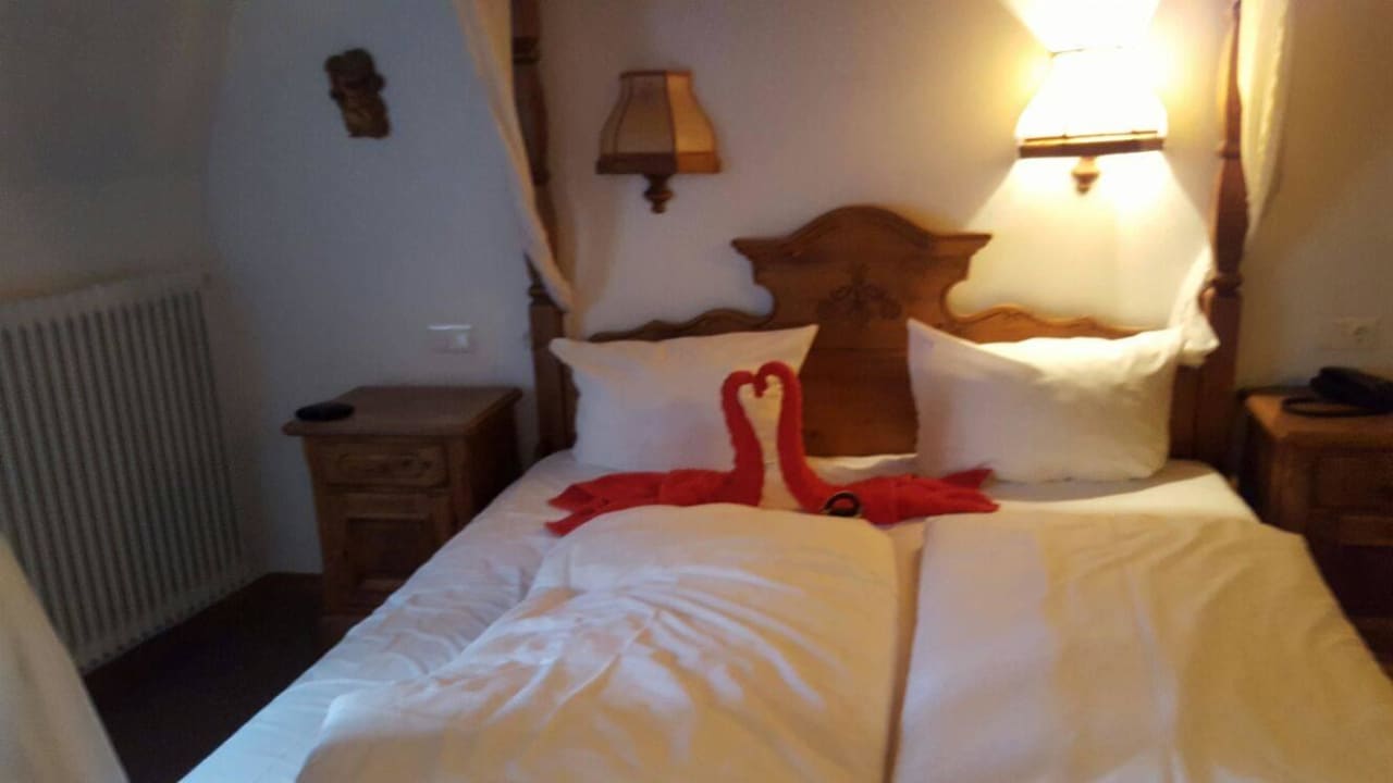 Dekoriertes Himmelbett Romantica Hotel Blauer Hecht