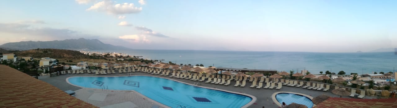 Pool am Restaurant Grand Blue Beach Hotel