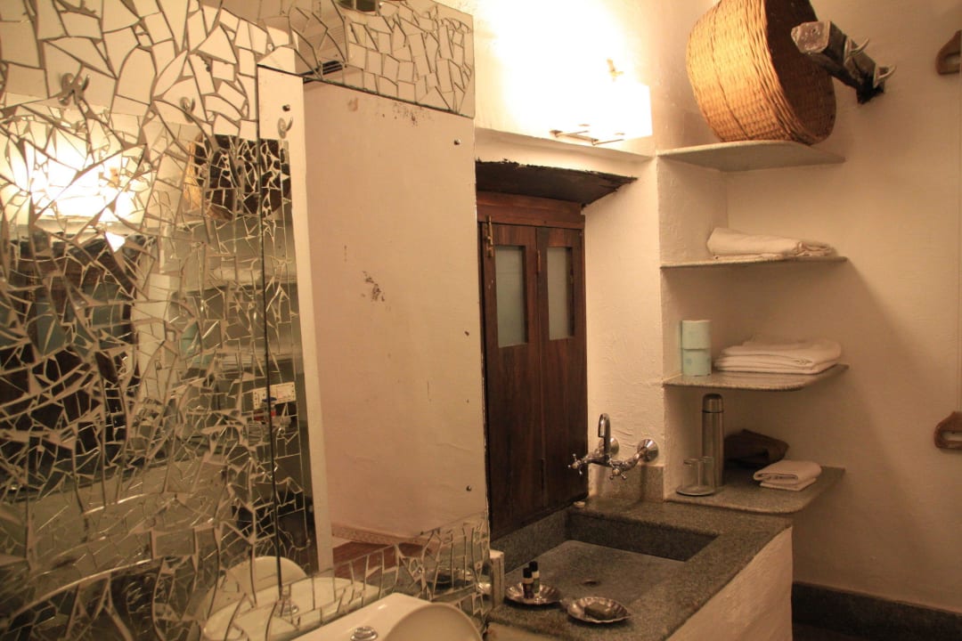 Verspiegeltes Bad im Zimmer Ooty Guesthouse Vivenda Dos Palhacos