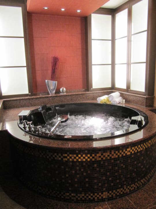 Whirlpool in der Asia Suite EurothermenResort Bad Schallerbach Paradiso