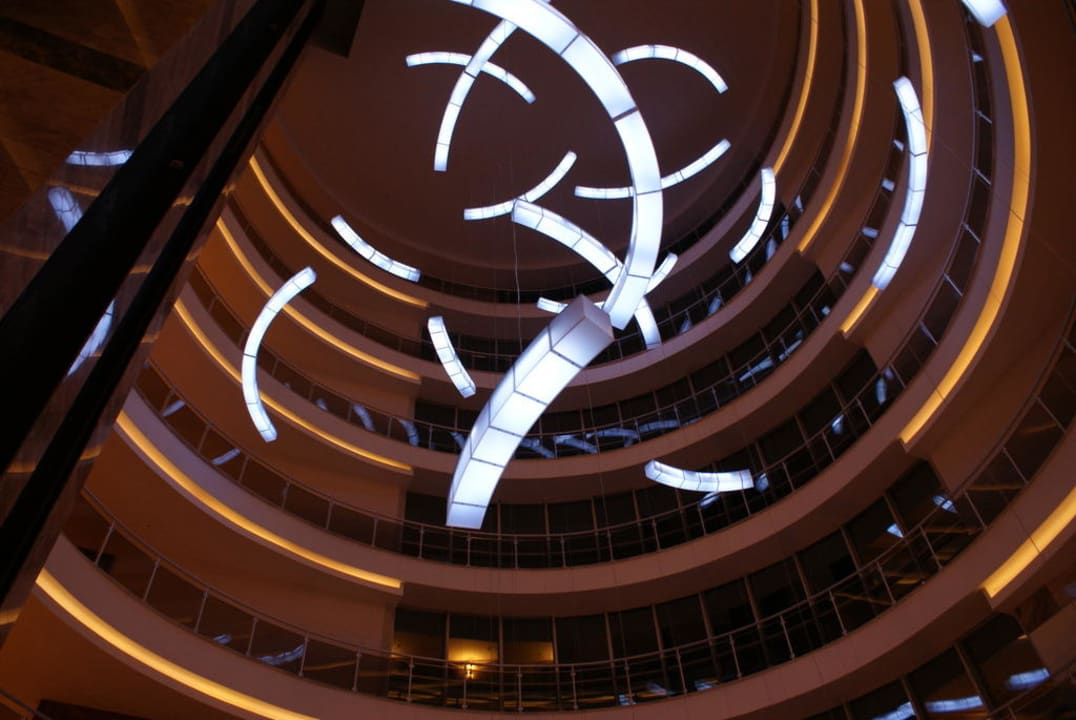 Von unten nach oben fotografiert Saturn Palace Resort Hotel