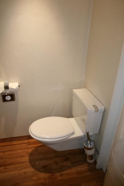 28.11.2010 - im Bad,WC des Zimmer 129  Select Hotel Hamburg Nord