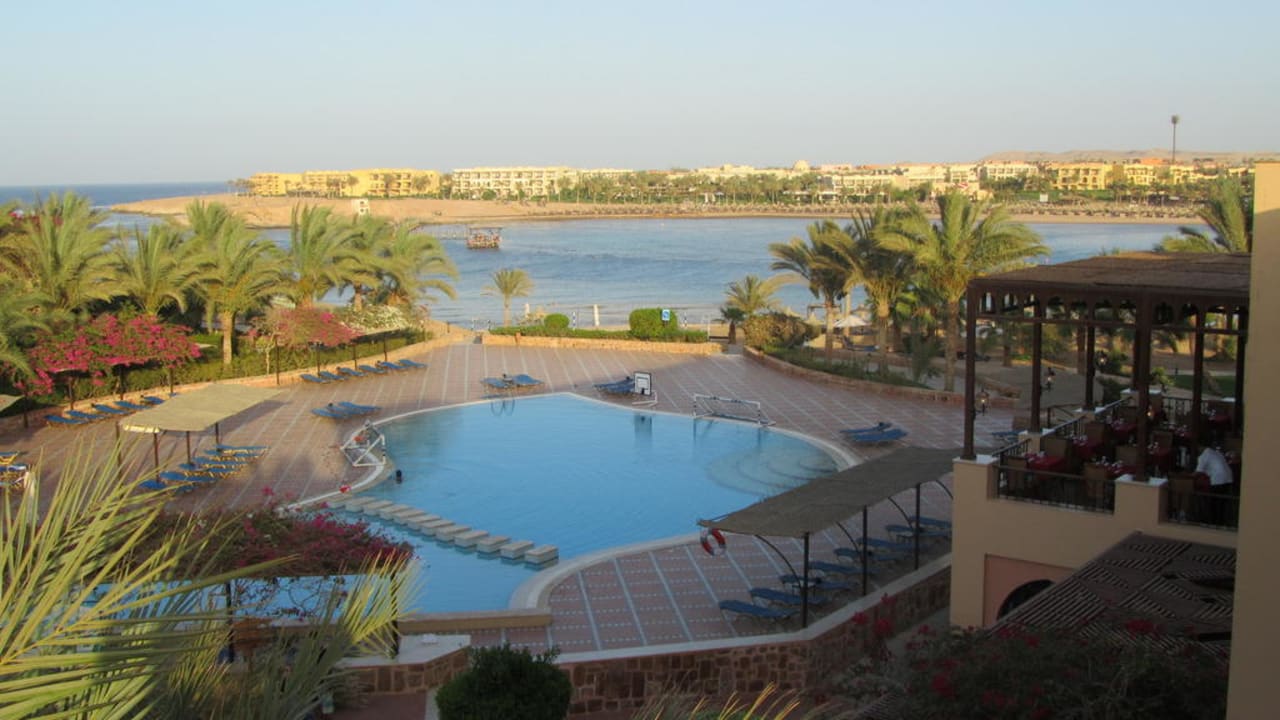 Blick über den Sportpool  Steigenberger Coraya Beach - Adults only