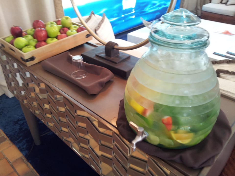 Äpfel und Wasser mit Zitronen  Hotel Blue Moon