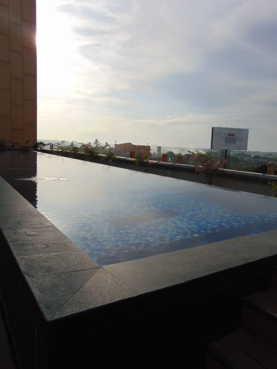 Pool Swiss-Belhotel Airport Jakarta