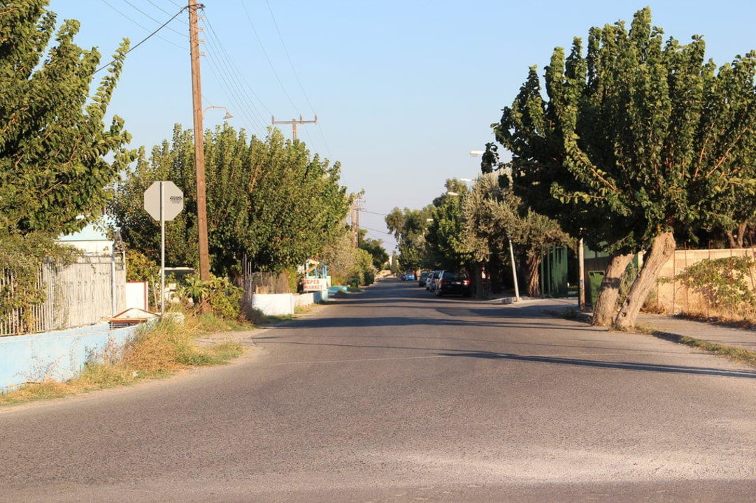 Straße vor dem Hotel richtung Allee Anavadia Hotel