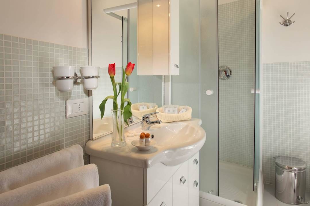 Quadruple Room with Balcony Bathroom Roma Central Guest House