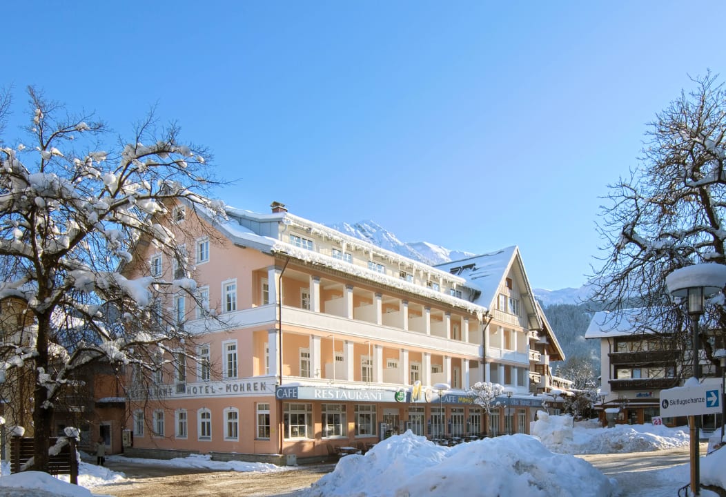 Das verschneite Hotel Mohren mitten in Oberstdorf Hotel Mohren