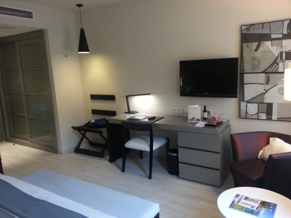 Schreibgelegenheit mit Minibar H10 Berlin Ku'damm