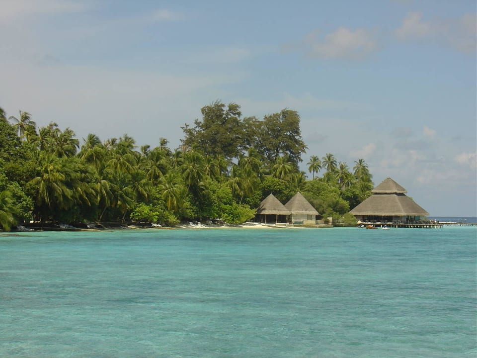 Blick vom Steg der Wasserbungalows zur Cocktailbar Adaaran Club Rannalhi - All Inclusive
