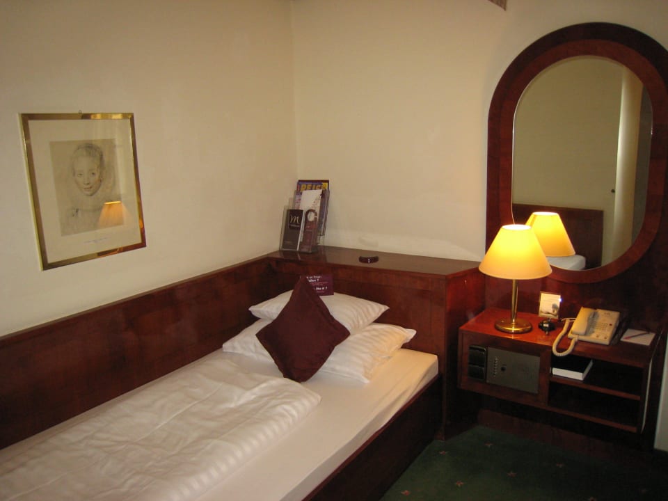 Кровать Mercure Grand Hotel Biedermeier