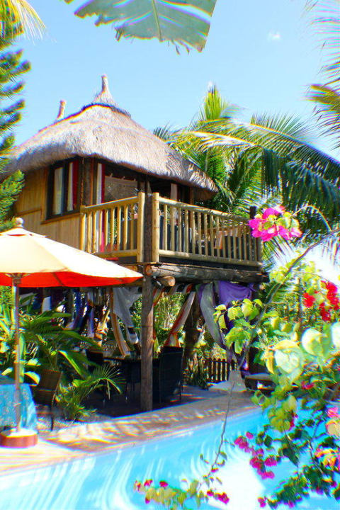 Strohgedeckte Lodge mit DZ, Terrasse & Meerblick Villa Seewoo