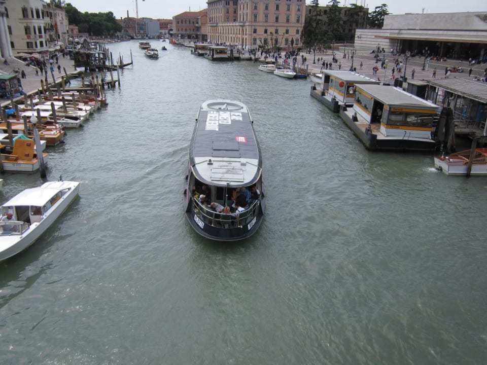 Rechts der Bahnhof, links das Hotel Antiche Figure Hotel Antiche Figure