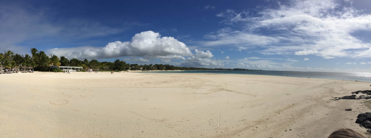Strandspaziergang links Crystals Beach Resort Belle Mare, a member of Radisson Individuals