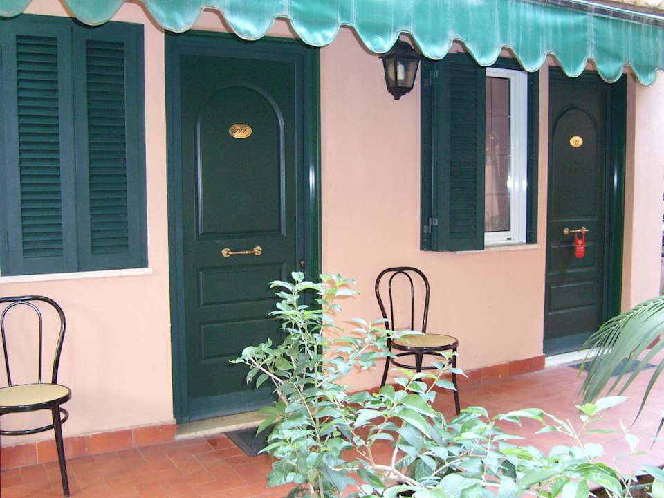 Zimmereingang im Gartenbereich Hotel Astoria Garden