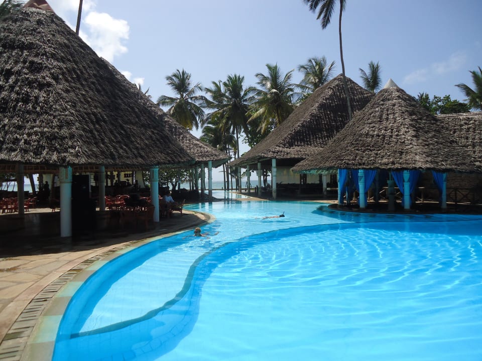 Der Pool lädr zum entspannen ein Neptune Village Beach Resort & Spa