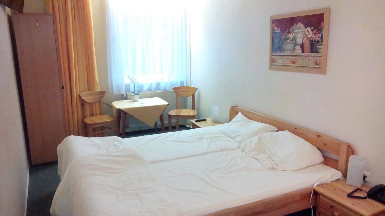 Zimmer 210, vom Eingang aus Auto Parkhotel