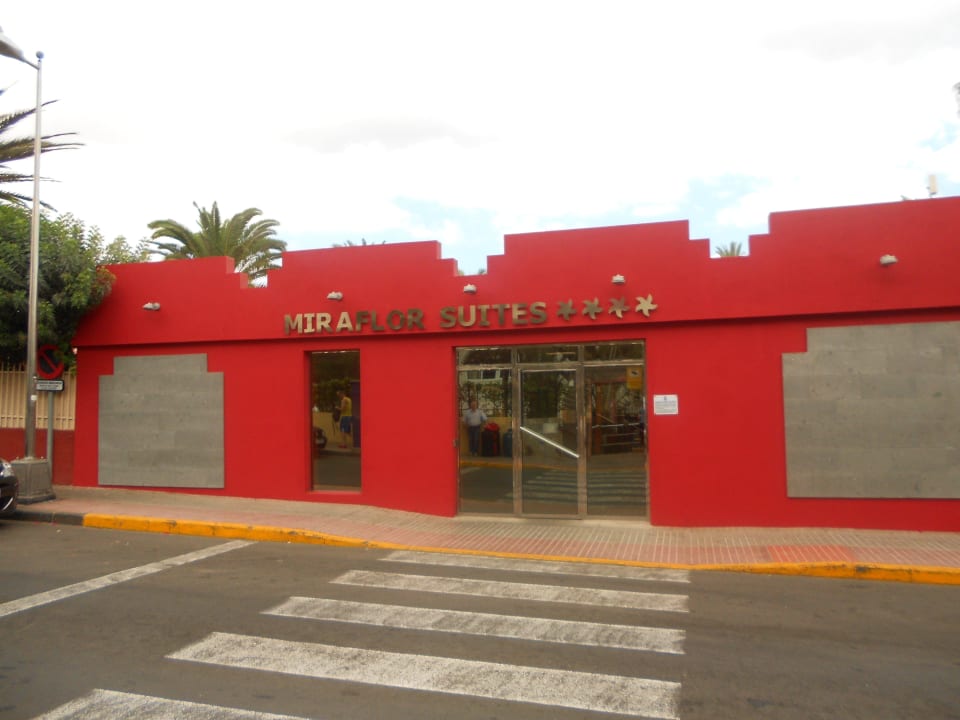 Eingang HL Miraflor Suites Hotel