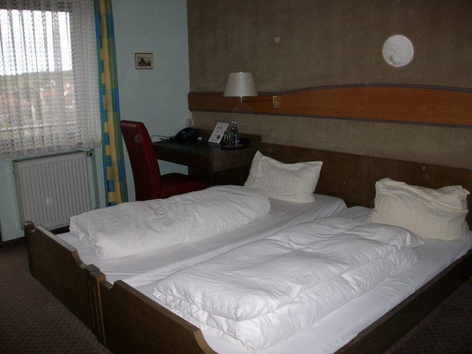 Doppelbett und Schreibtisch Flair Hotel Landgasthof Roger
