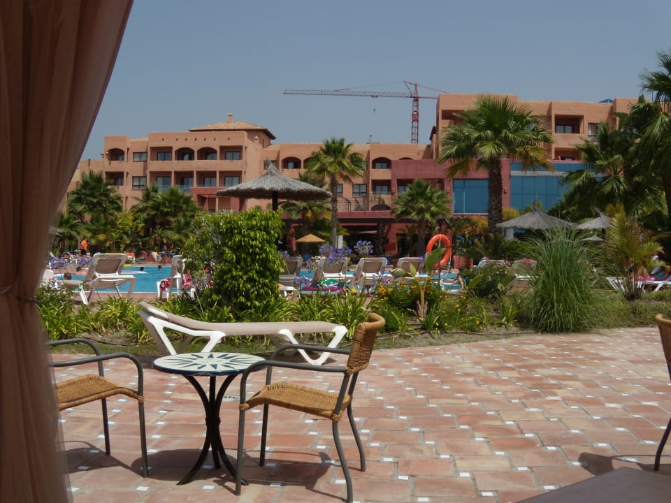 Sitzbereich an der Poolbar Bakour Oh Nice Costa del Sol