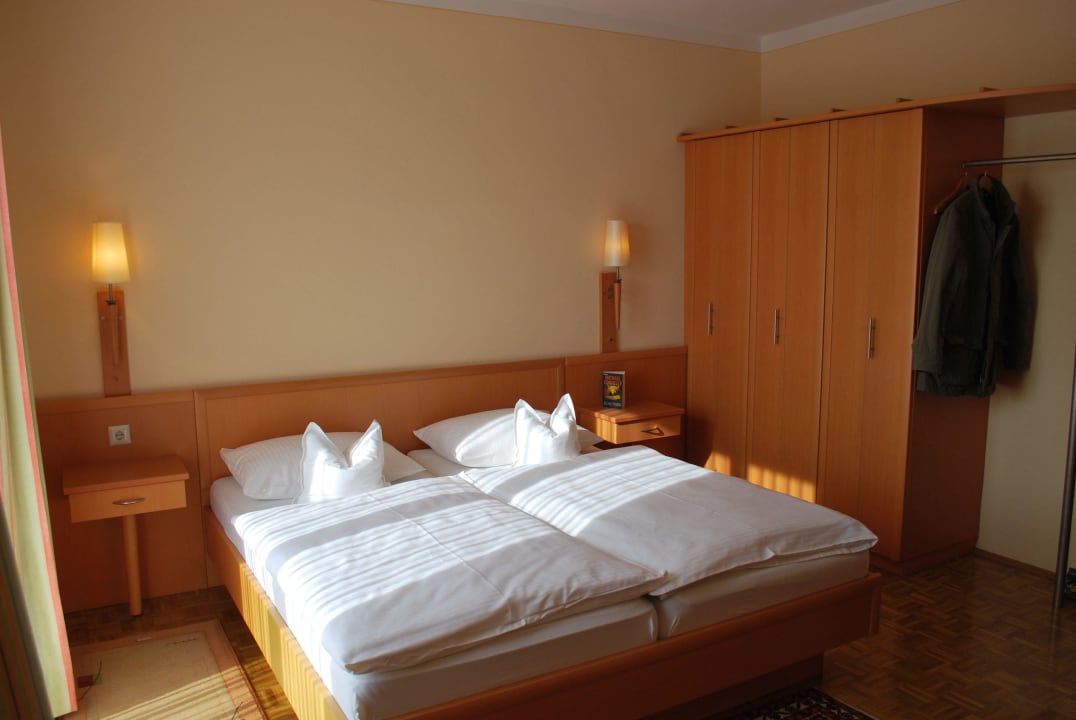 Landhaus Doppelzimmer in warmen Farben Hotel Gasthof Scheer