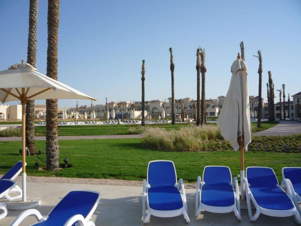 Sicht vom Pool Richtung Hauptgebäude Cleopatra Luxury Resort Makadi Bay