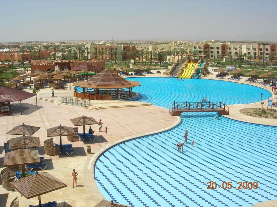 Ausblick über Familienpool vom Hoteldach SUNRISE Royal Makadi Resort