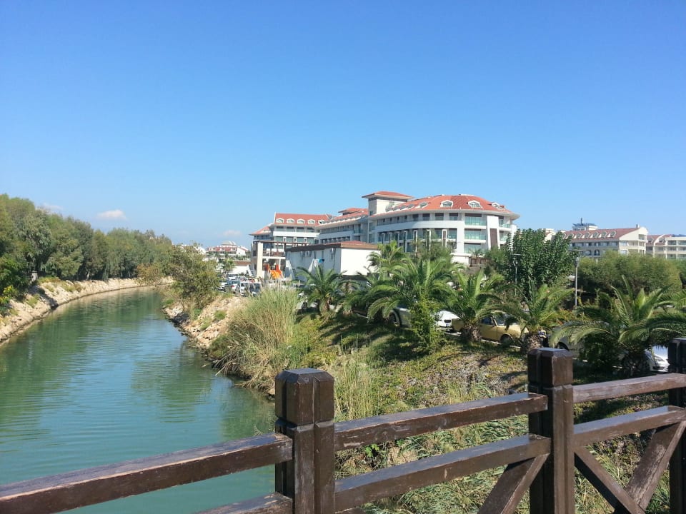 Blick von der Schildkrötenbrücke zum Hotel Sunis Evren Beach Resort Hotel & Spa