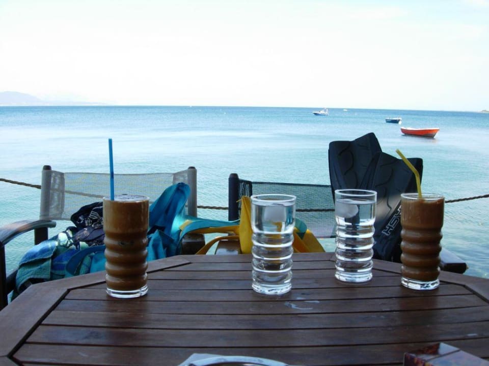 Auf der Restaurant-Terrasse Hotel Kanelli Beach