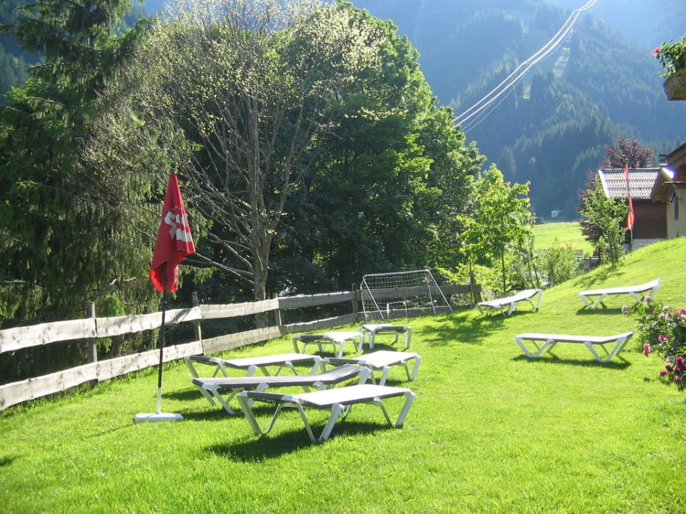 Liegewiese vor dem Ruheraum Gartenhotel Daxer