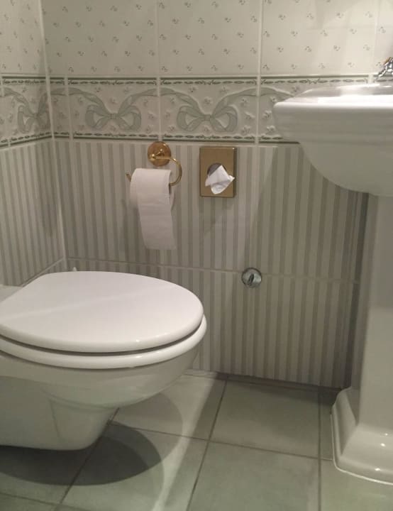 Kleines, enges Bad: man sitzt unter dem Waschbecken The Lakeside Burghotel zu Strausberg