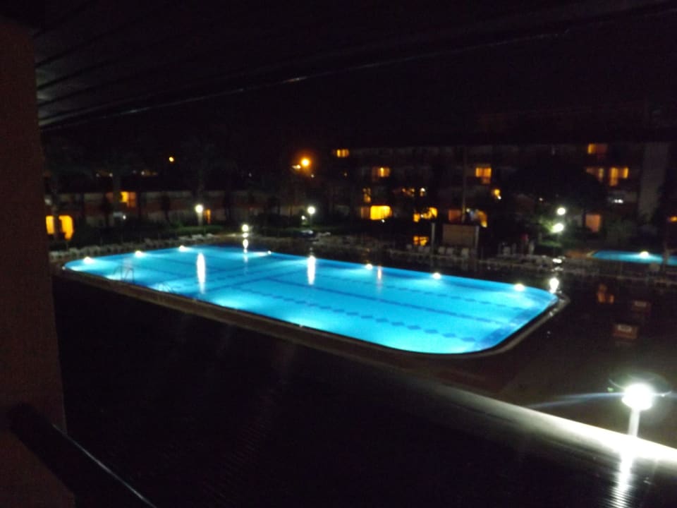 Pool abends Club Turtas Beach Hotel