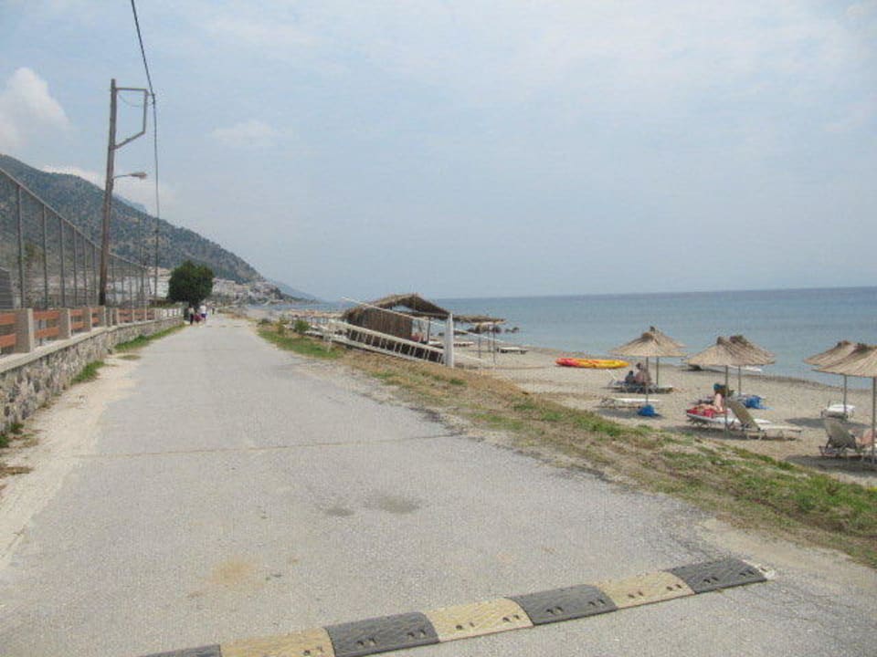 Przejście na plażę Akti Beach Club
