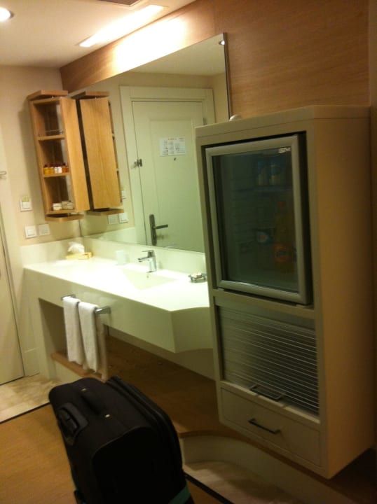 Waschbecken und Minibar Sentido Trendy Verbena Beach