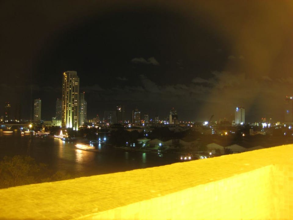 Skyline bei Nacht aus dem Zimmer Royal Orchid Sheraton Hotel & Towers
