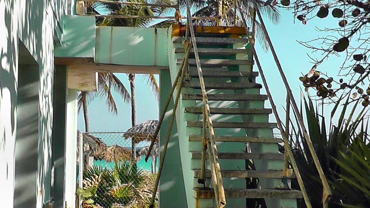 Das Geländer zur Restaurantterrasse ist verrostet Hotel Los Pinos