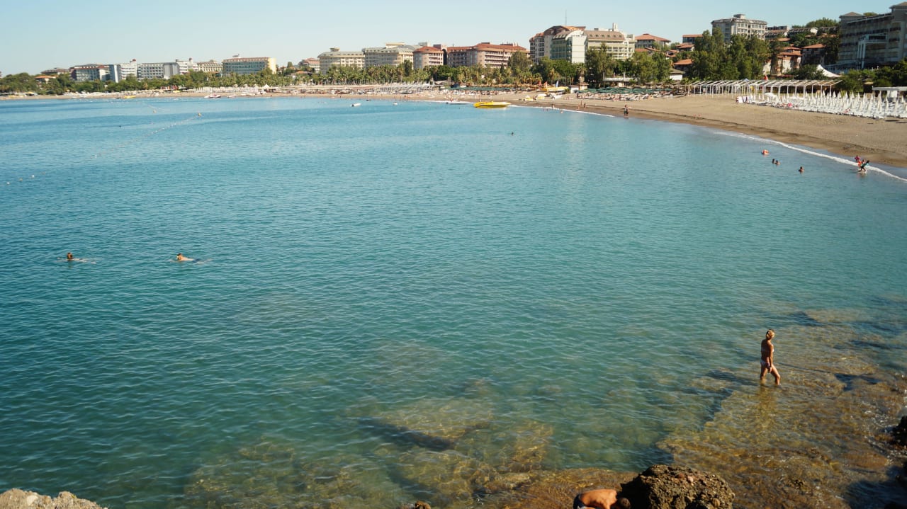 Widok na plażę hotelową z klifu Arycanda Kirman Premium